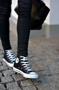 Porter des Converse : une ôde au style décontracté